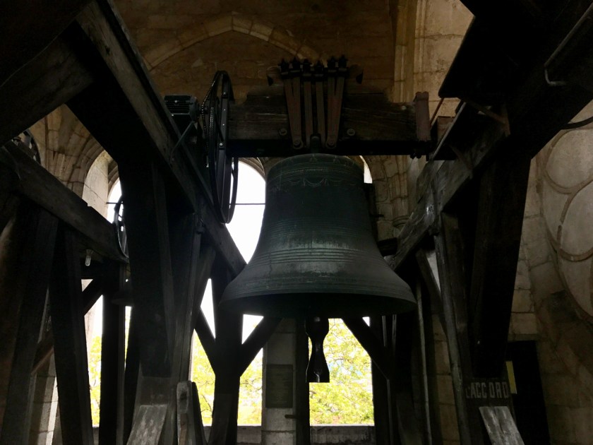 Um dos sinos da torre sul