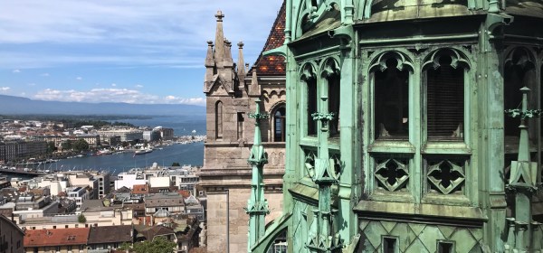 A estrutura verde entre as duas torres