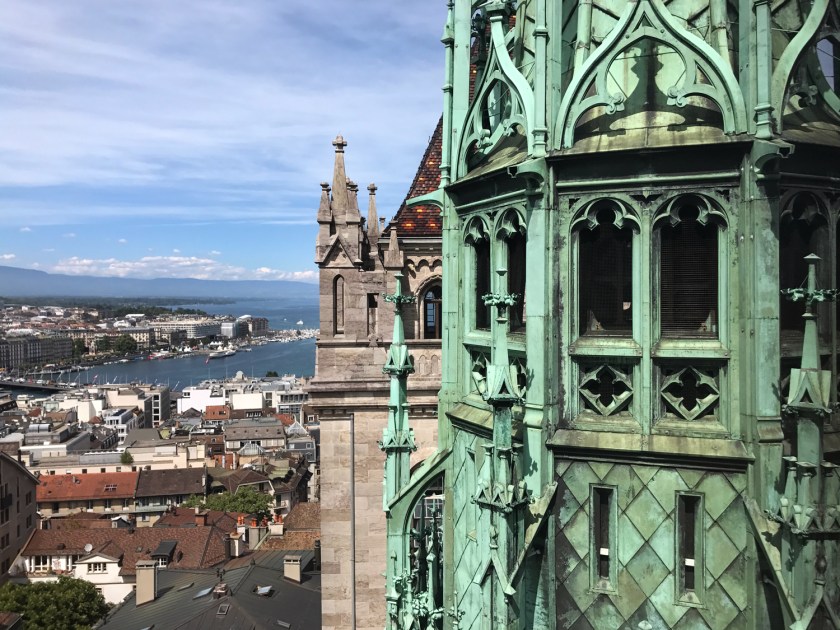 A estrutura verde entre as duas torres