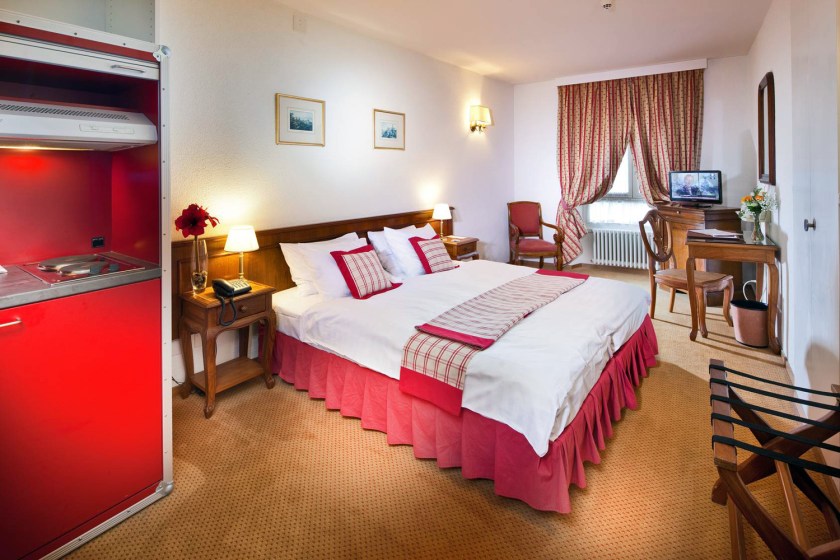 Quarto de casal com cozinha compacta