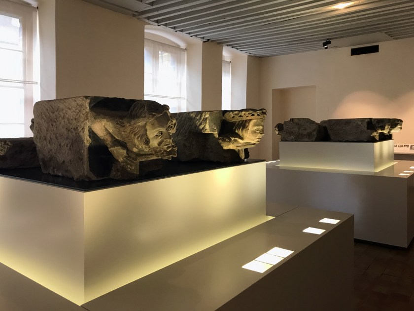 Esculturas que ficavam expostas na fachada