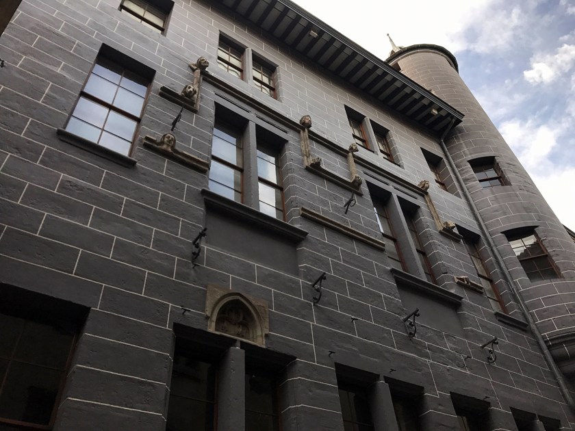 Fachada com esculturas e torre