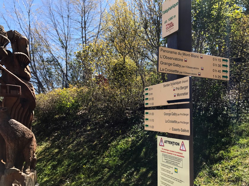 Placas indicando as trilhas