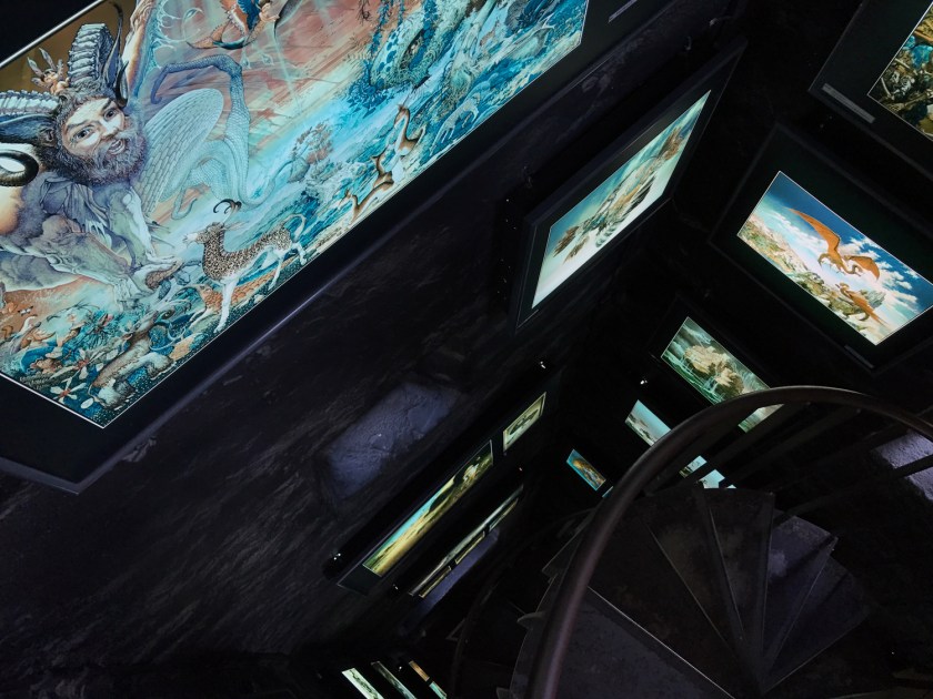 Pinturas fantásticas expostas em volta da escada