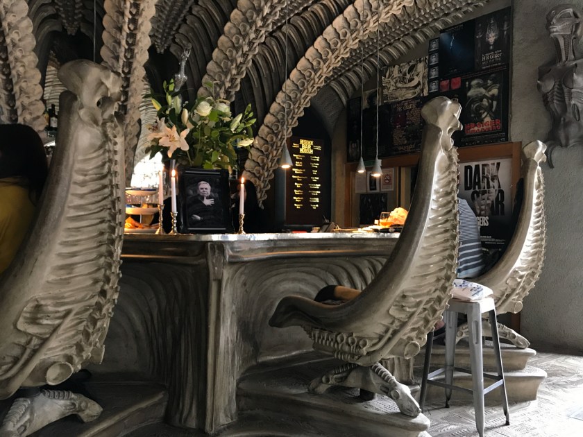 Foto do artista no balcão