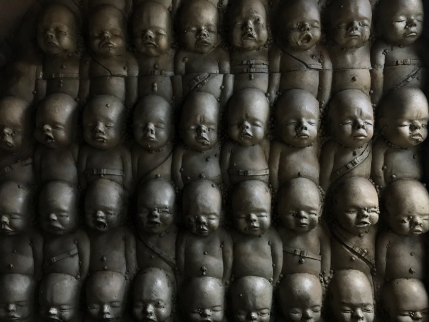 Parede com bebês bizarros