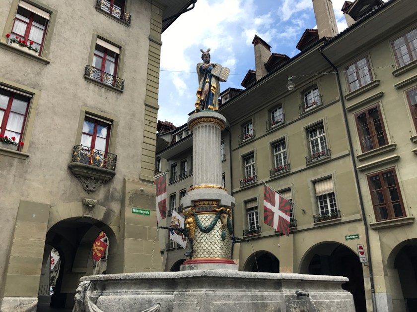 Mosesbrunnen, fonte em frente à catedral