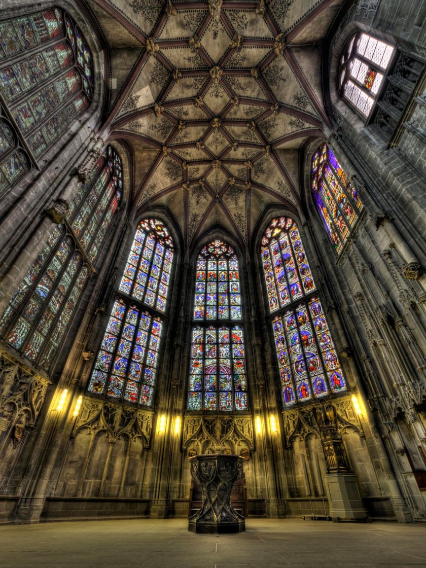 Teto abobadado e vitrais do coro