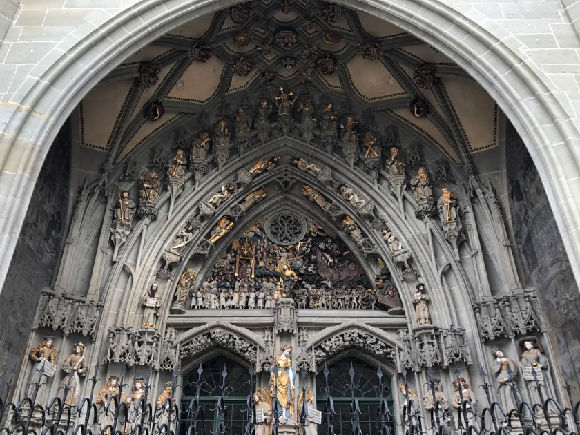 Escultura do Juízo Final sobre o portal