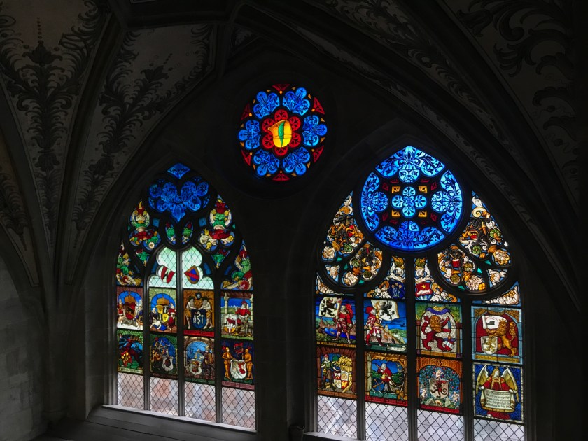 Vitrais com brasões e escudos