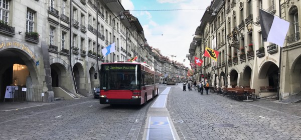 Ônibus passando pelo centro