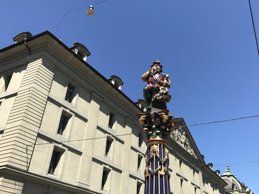 Kindlifresserbrunnen, fonte com ogro comendo crianças
