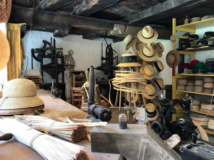 Fabricação de chapéus artesanais