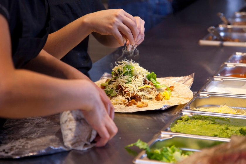 Funcionários montando os pratos