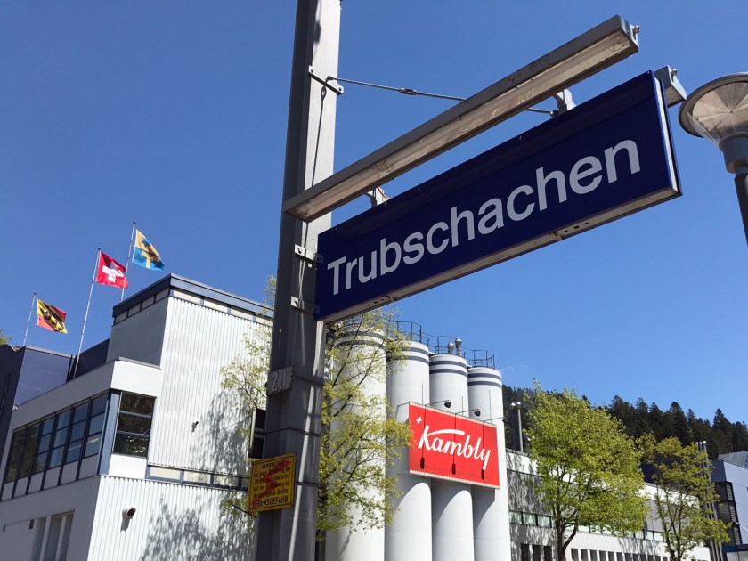 A fábrica fica em frente à estação