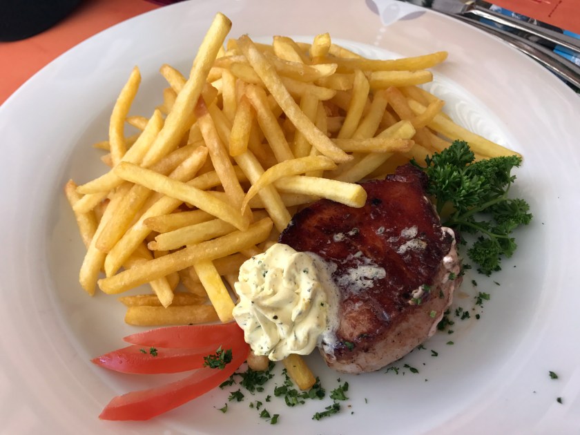 Bife de costela com manteiga de ervas e batata frita