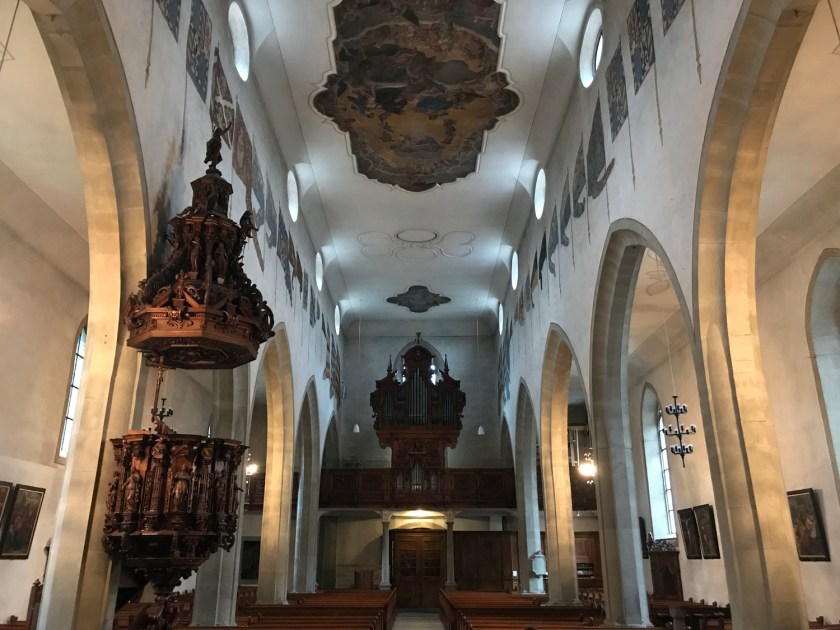 Bandeiras na nave principal da Franziskanerkirche