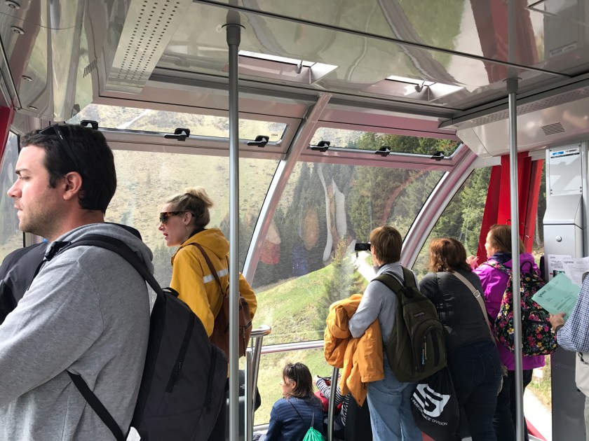 Interior da cabine do Dragon Ride