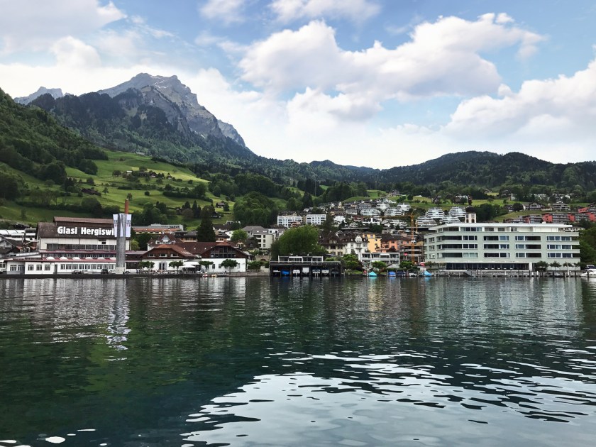 Montanha vista do lago