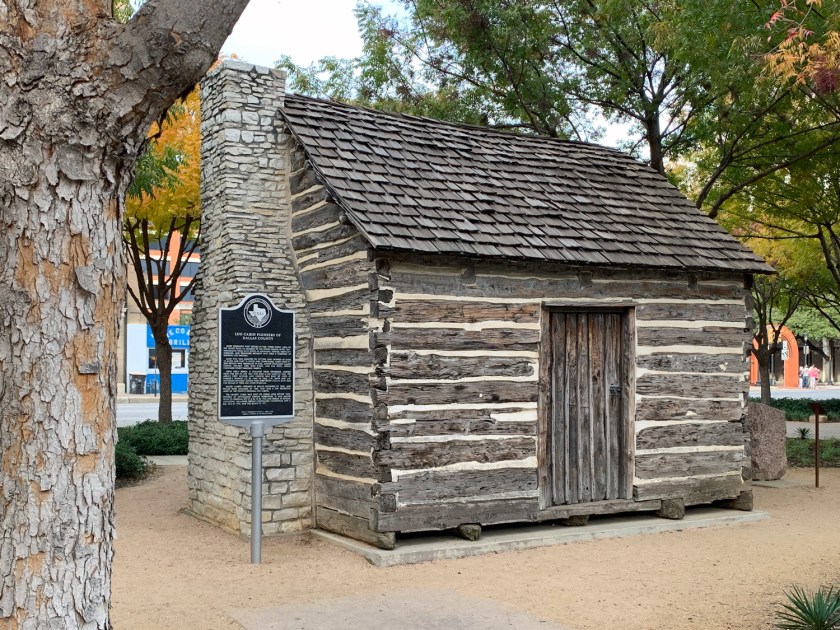 John Neely Bryan Cabin na Founder's Plaza