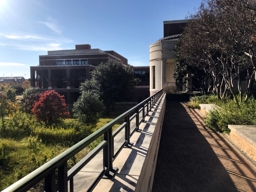 Estrutura do prédio vista do jardim