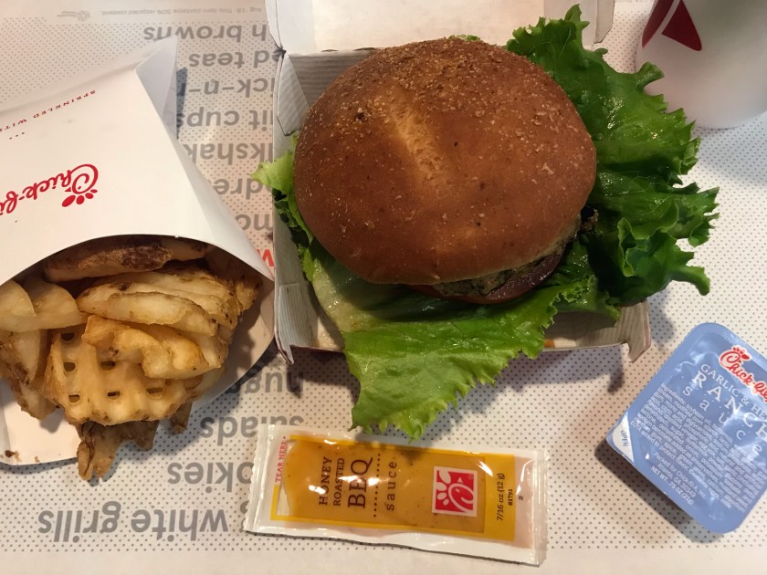 Sanduíche, batata e limonada