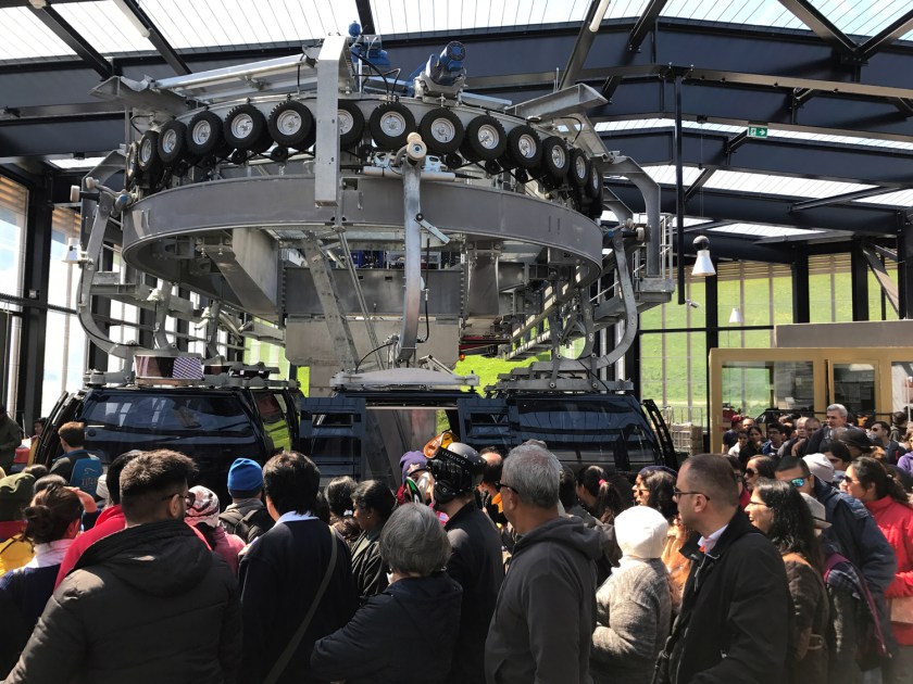 Turistas esperam para subir