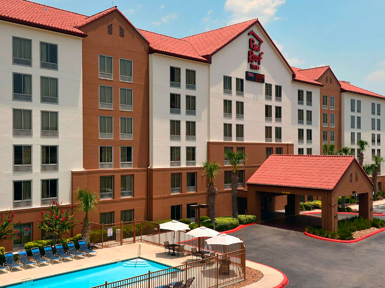 Red Roof Plus+ Downtown Riverwalk