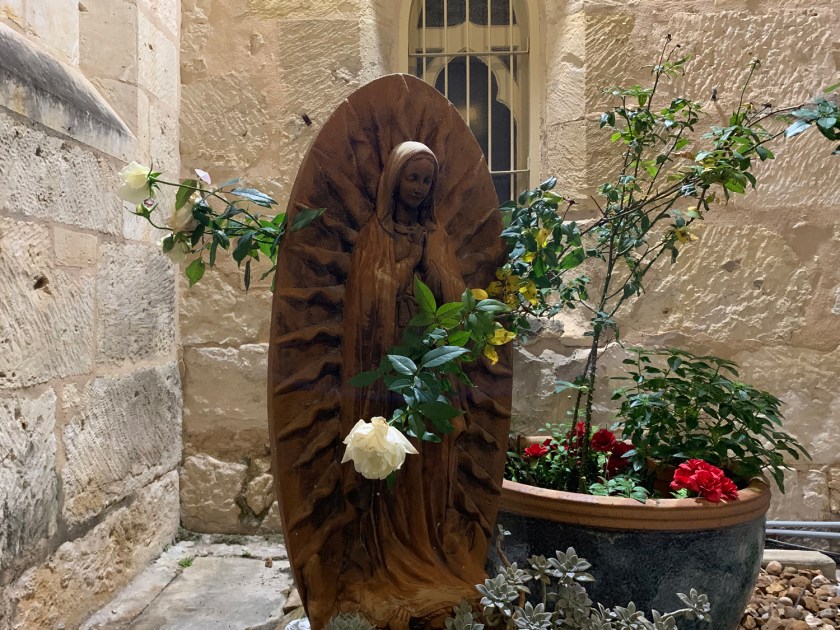 Escultura na lateral da igreja