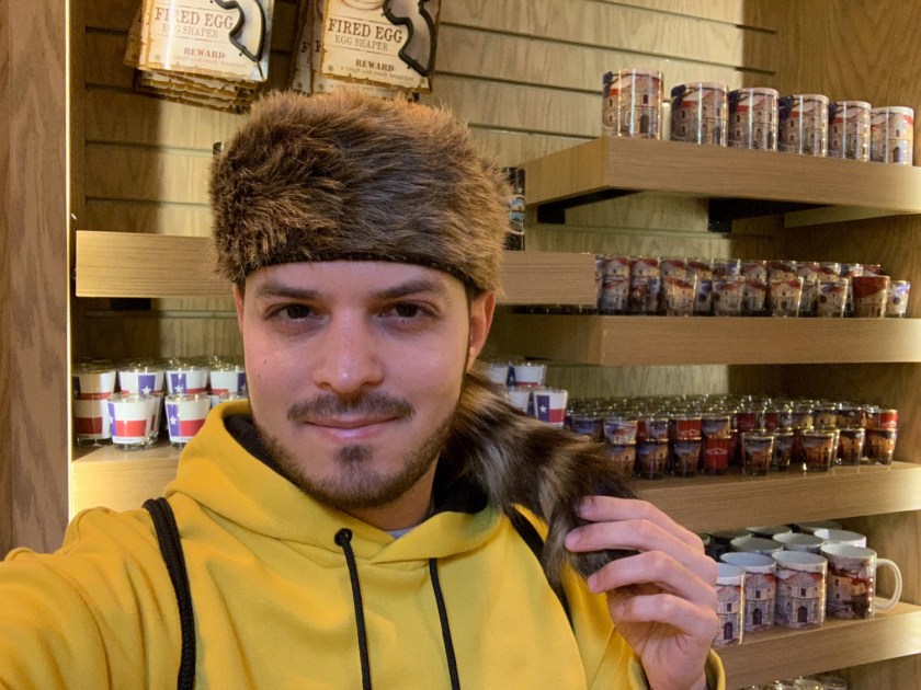 Experimentando os produtos da loja