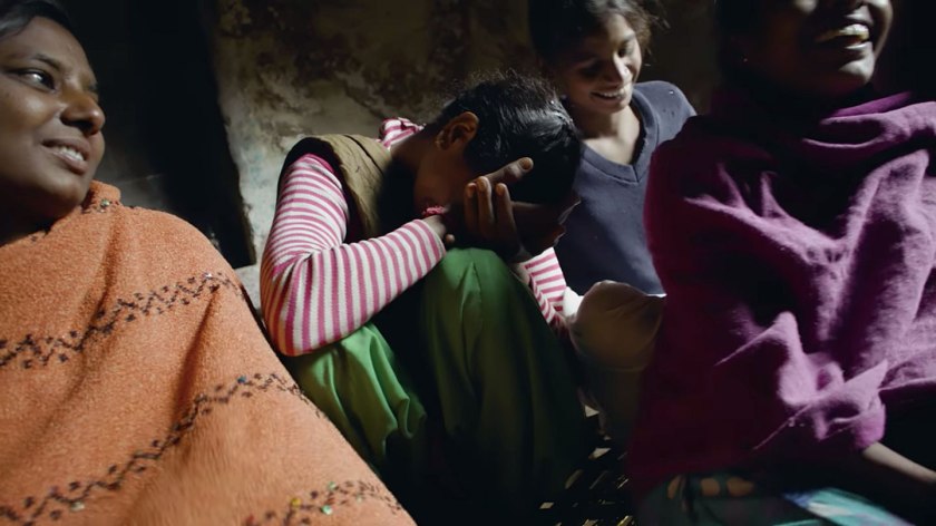 Meninas adolescentes ficam envergonhadas com o assunto