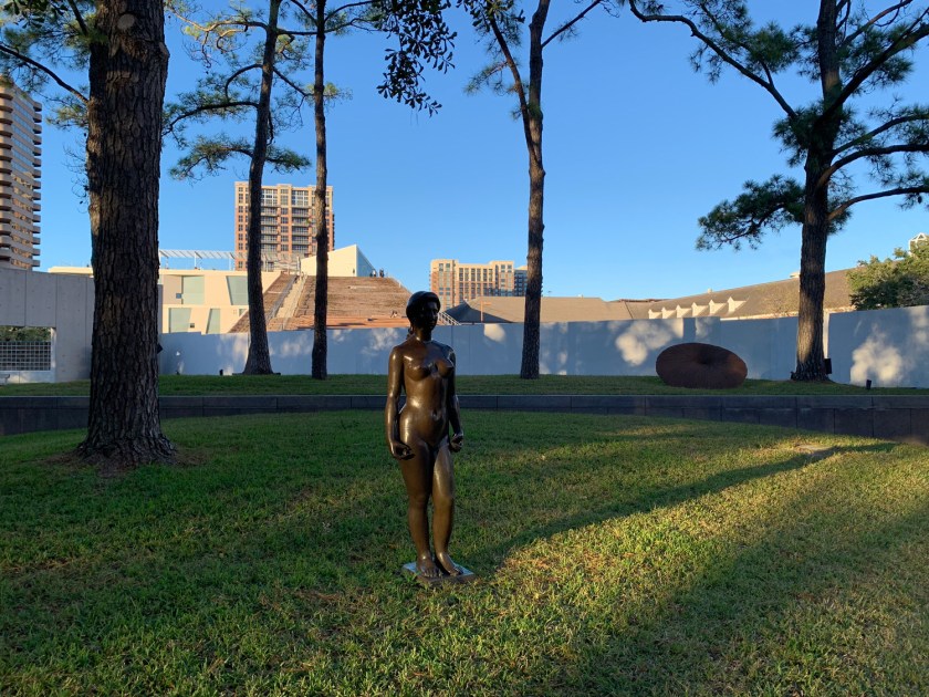 Esculturas em exposição no jardim