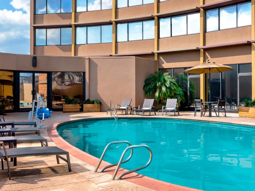 Área livre com piscina