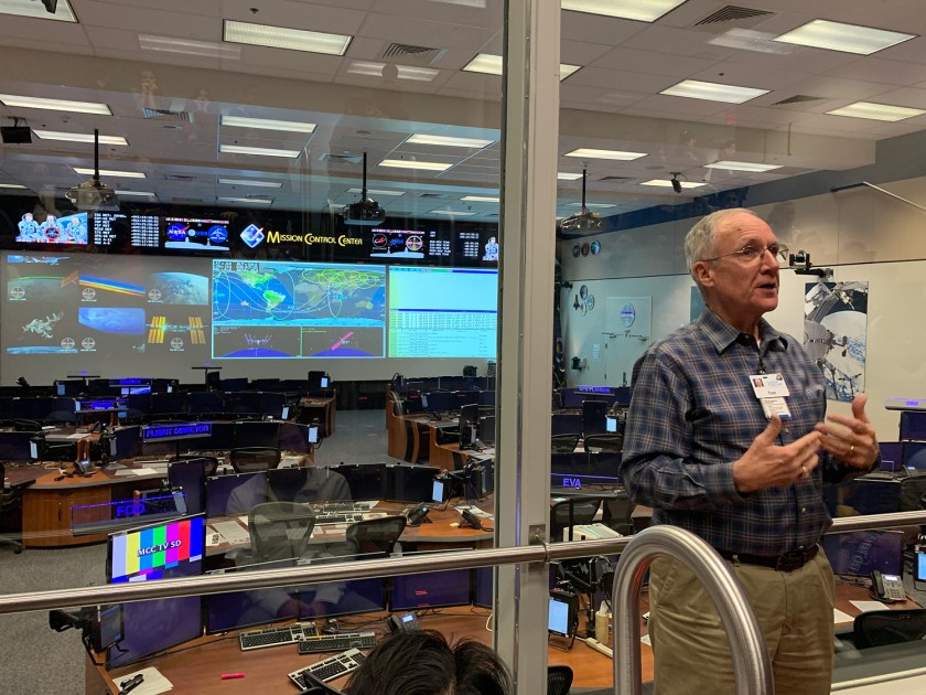 Funcionário explica o trabalho