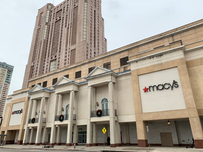 Uma das entradas do shopping e o hotel Mariott