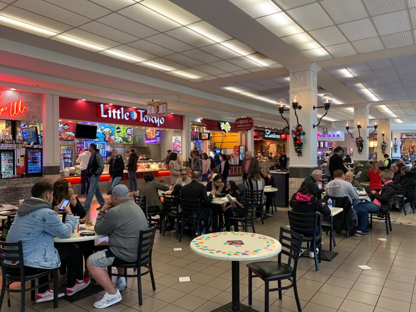 Uma das praças de alimentação