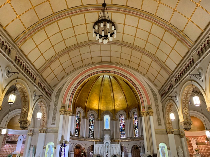 Vista do altar principal da igreja
