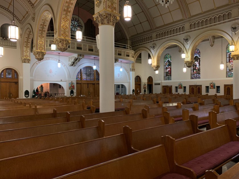 Decoração simples do interior da igreja