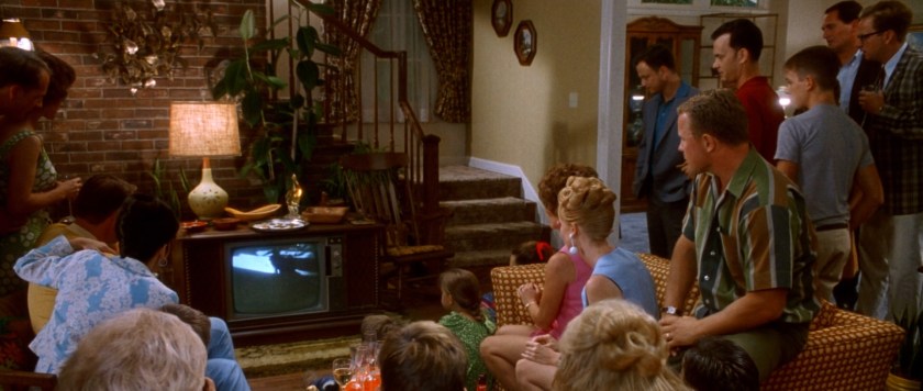 Famílias reunidas em volta da TV