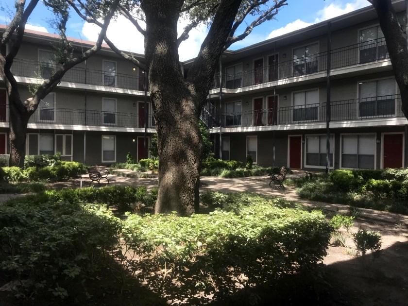 O condomínio tem blocos de três andares