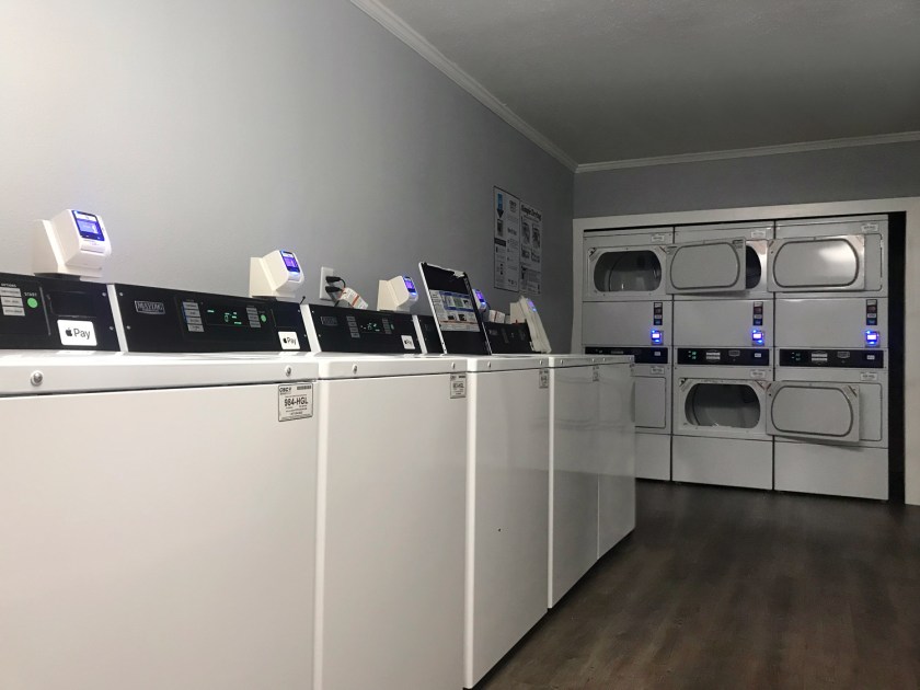 Lavanderia com várias máquinas