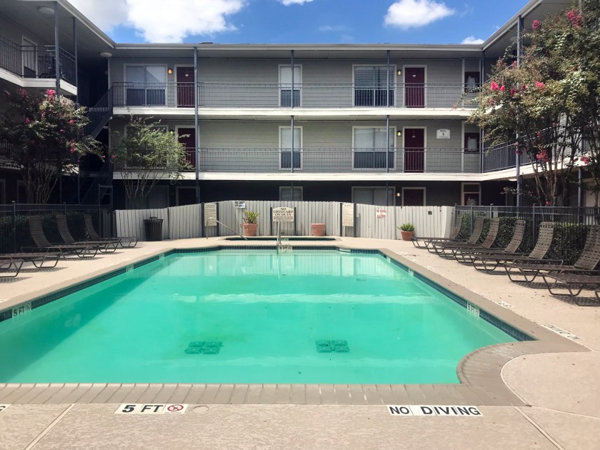 Uma das piscinas do condomínio