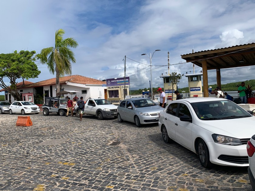 Fila de carros para entrar na balsa