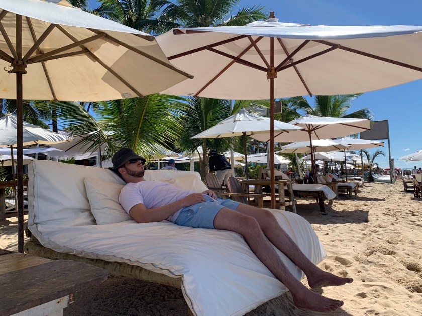 Relaxando na Praia do Mucugê