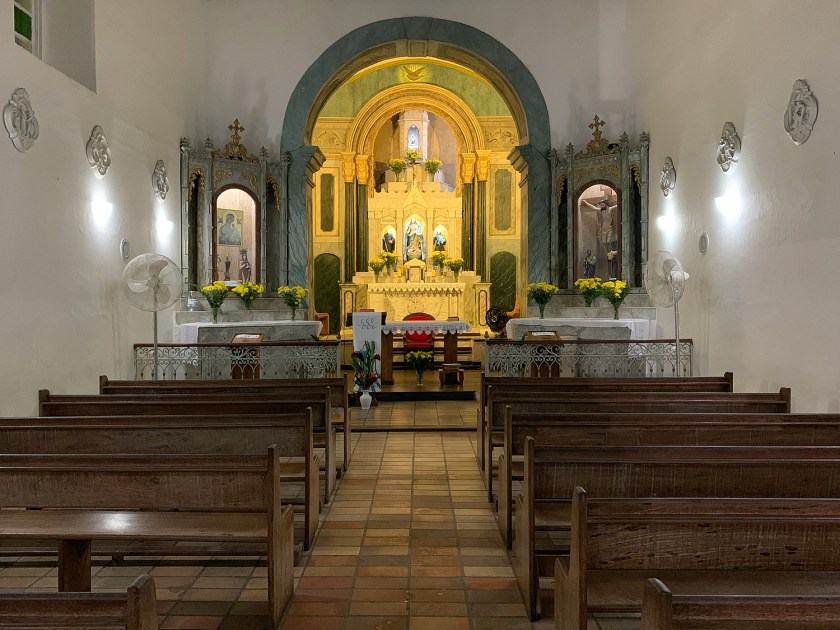 Interior da singela igreja