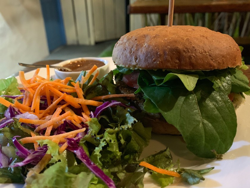 Hambúrguer, salada e ketchup artesanal