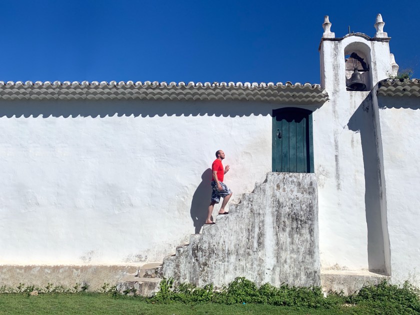 Escada na lateral da igreja