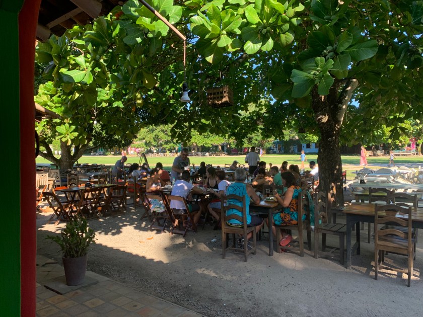 Garçons levam as bebidas