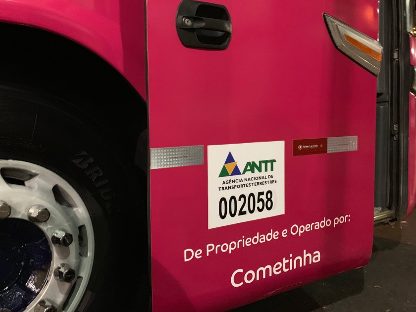 Ônibus de viagem da Cometinha