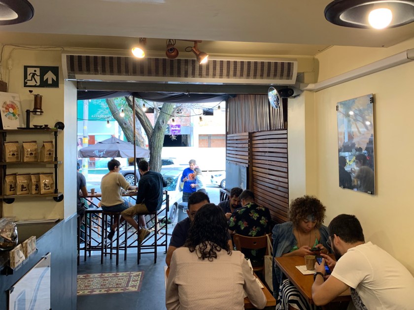 Mesas na parte interna e na varanda